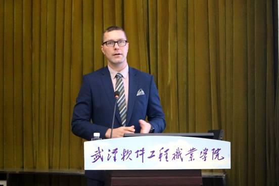 劳里·尹纳市长演讲