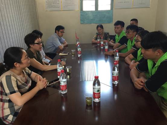 梁部长与师生、村干部座谈