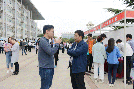 1539580161913263.gif 我校创业学生回校招学弟学妹