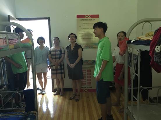 梁部长查看学生住宿情况