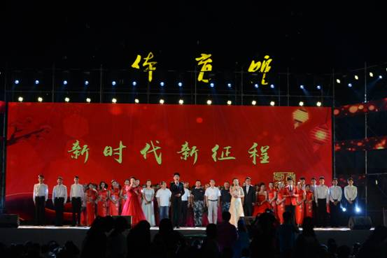 领导嘉宾同演职人员合影留恋